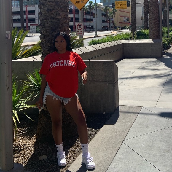 PrettyLittleThing Red Chicago Slogan Oversized Tee - Picture 7 of 7